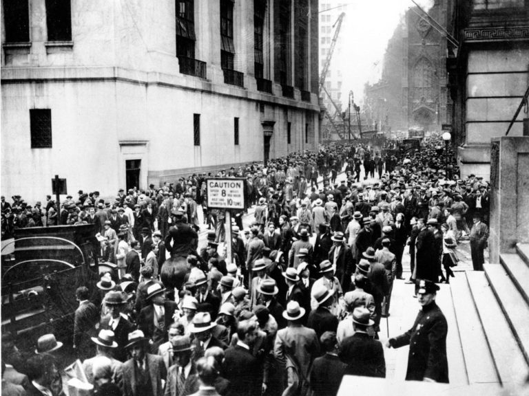 Crowds gathering outside New York Stock Exchange e