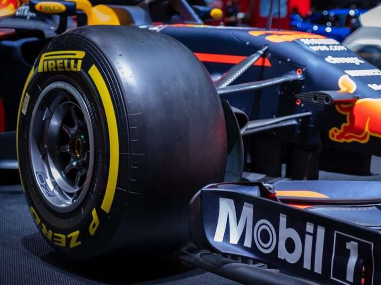 black and orange F1