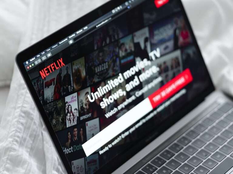 laptop, netflix, entertainment